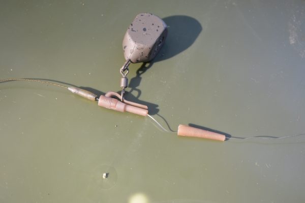 Using lead safety clips for fixed Carp Fishing rigs methods and